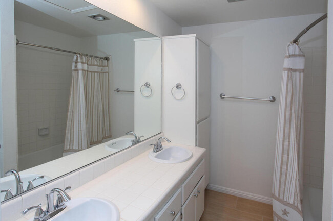 primary bathroom with double sinks - 4025 Via Diego