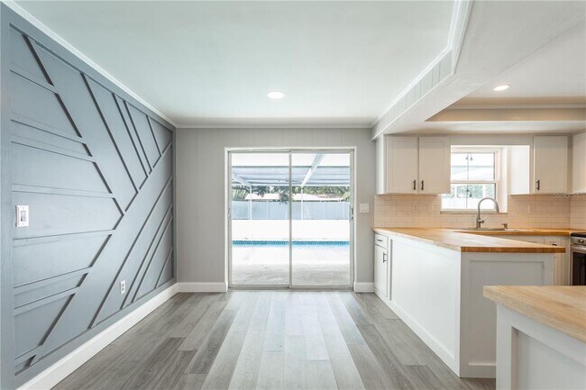 Building Photo - 2021 Valley Dr