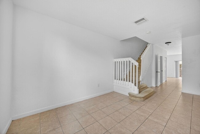 Building Photo - 1575 NE 33rd Ave