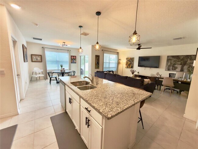 Building Photo - 512 Lily Ln