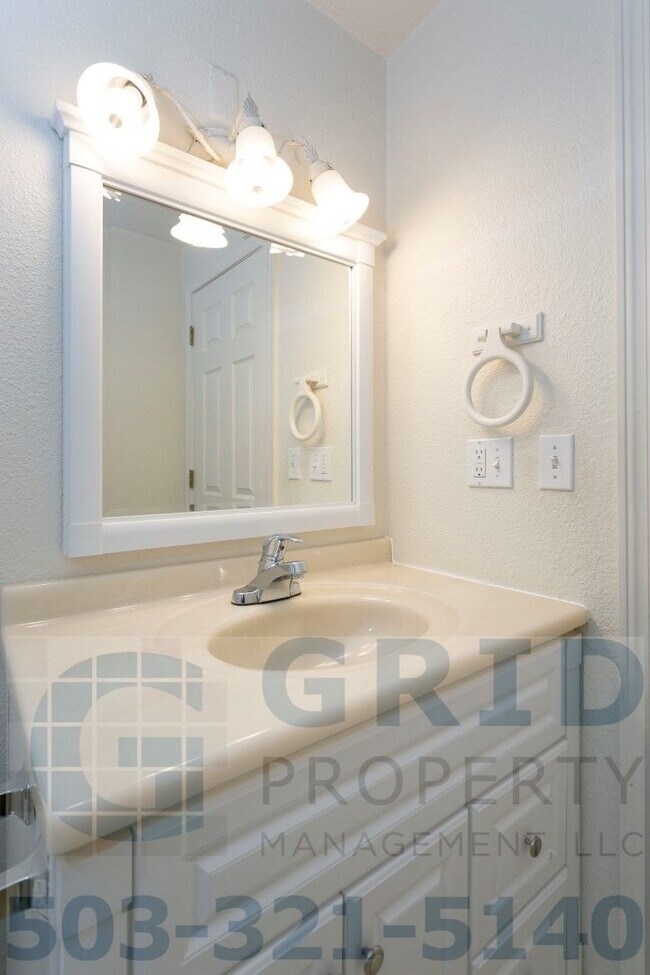 Building Photo - 2 Bedroom Apartment Available w/ Private Yard Space!