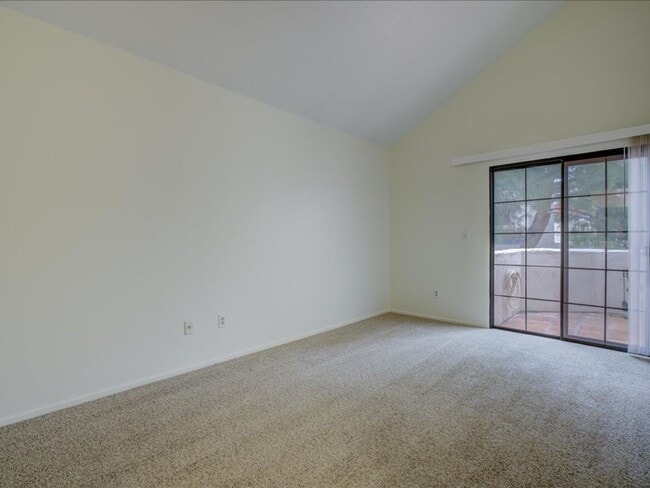 Building Photo - 2 Bedroom, 2 Bath