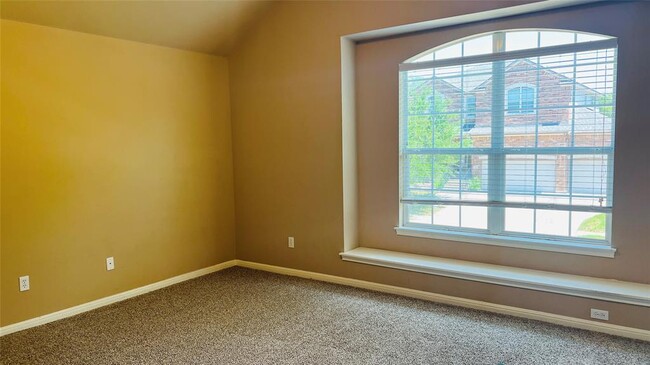 Building Photo - 513 Fallen Oaks Dr