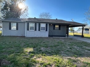 Building Photo - 825 David Ln