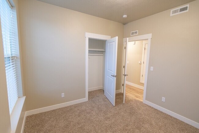 Building Photo - Beautiful Middle Floor Condo in Springville