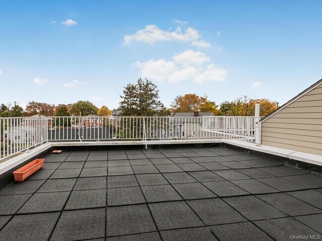 Building Photo - 240 Bowne St