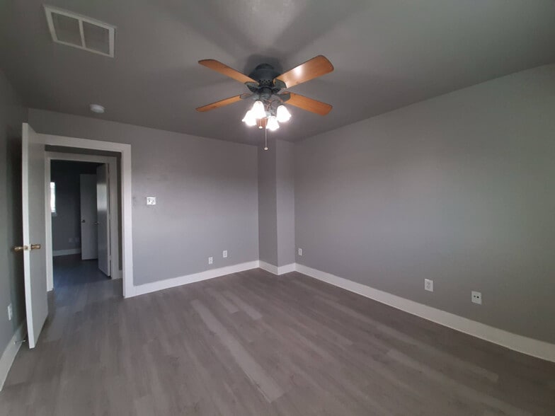 Building Photo - 6103 Settlers Square Ln