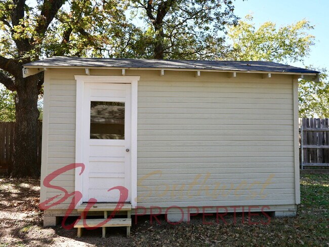 Building Photo - Good looking 3 bedroom 2 bath with huge yard!