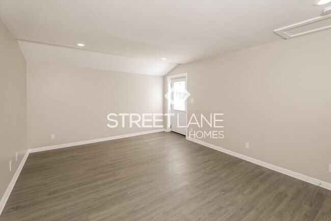 Building Photo - NOW OFFERING FIRST FULL MONTH FREE!!