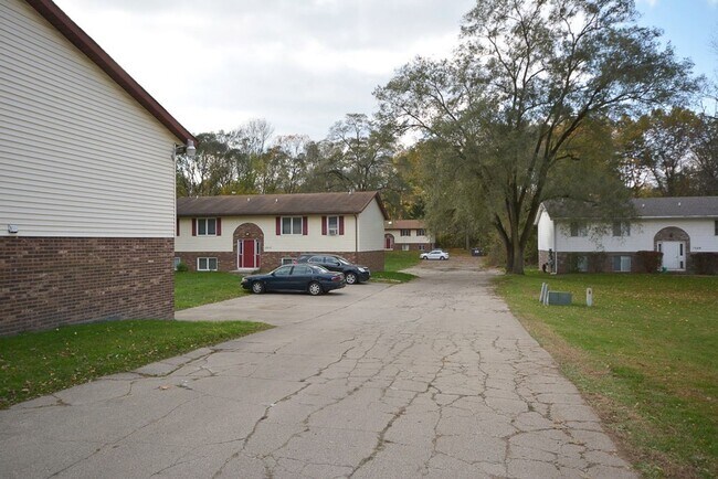 Building Photo - ***Ask about our Security Deposit Alternative!*** $899- Remodeled one bedroom apartment in Eastwood