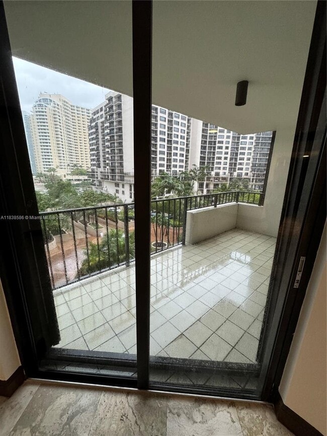 Building Photo - 520 Brickell Key Dr