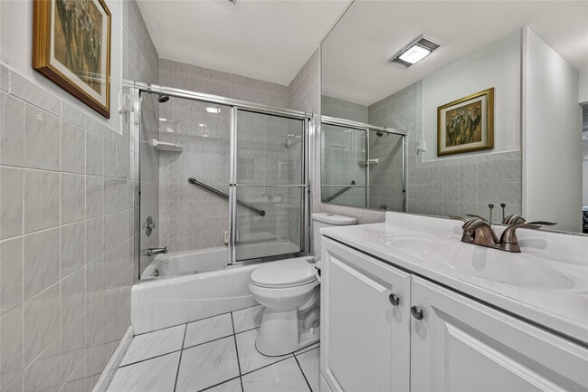 Building Photo - 6253 Bay Club Dr