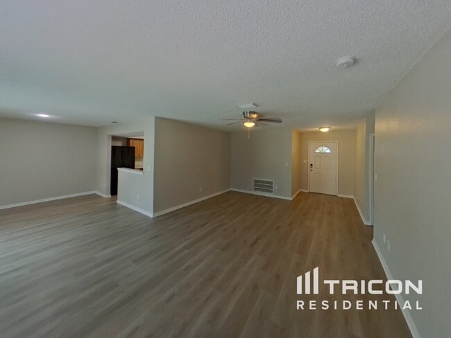 Building Photo - 615 Forest Hills Dr