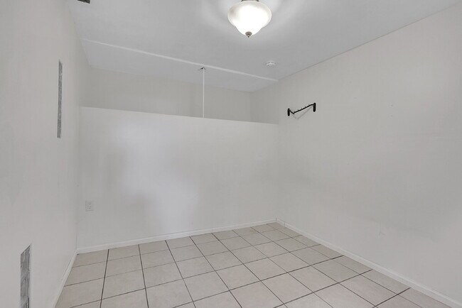 Building Photo - $1,900.00, 3-bed, 2 bath, located in Color...