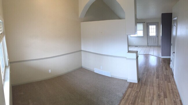 Building Photo - Spacious Home w 2 attached 2 car garage