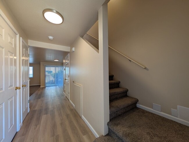Building Photo - 3 bdrm/2 bthrm Duplex with Single Car Gara...
