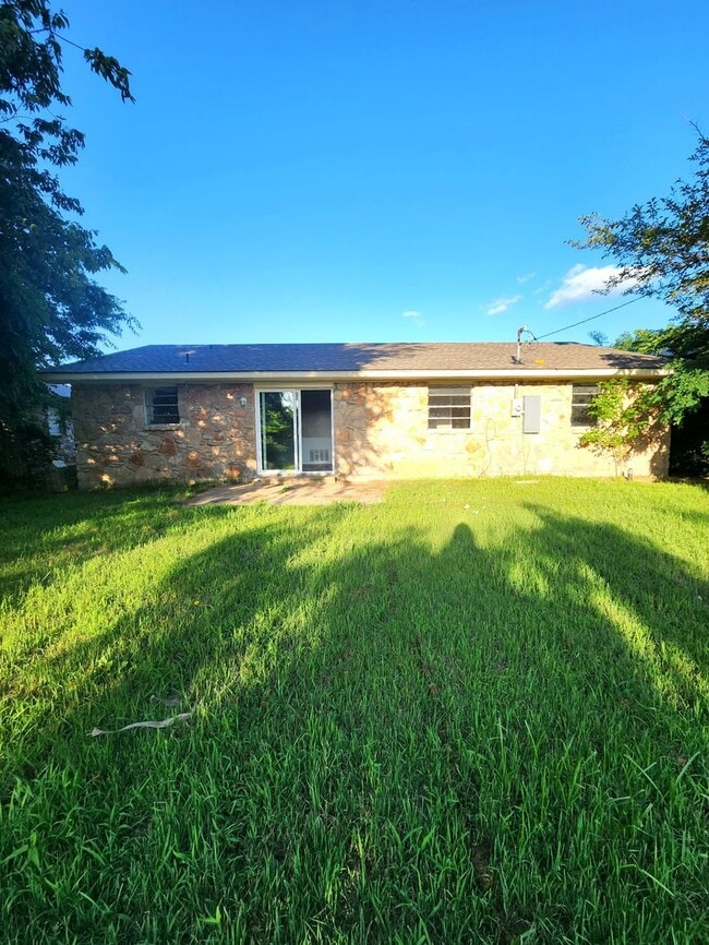 Building Photo - 5 Bed 1.5 Bath Home in Midwest City!