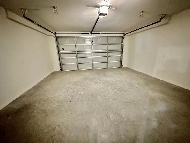 Building Photo - 704 Sugar Mill Ct