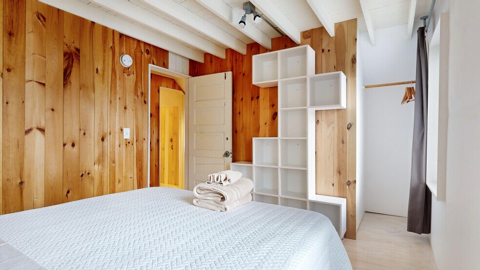 Building Photo - 42 Evergreen Ave