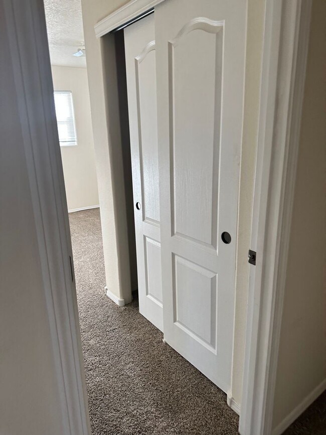 Building Photo - Beautiful Home in Gated Community w/pool