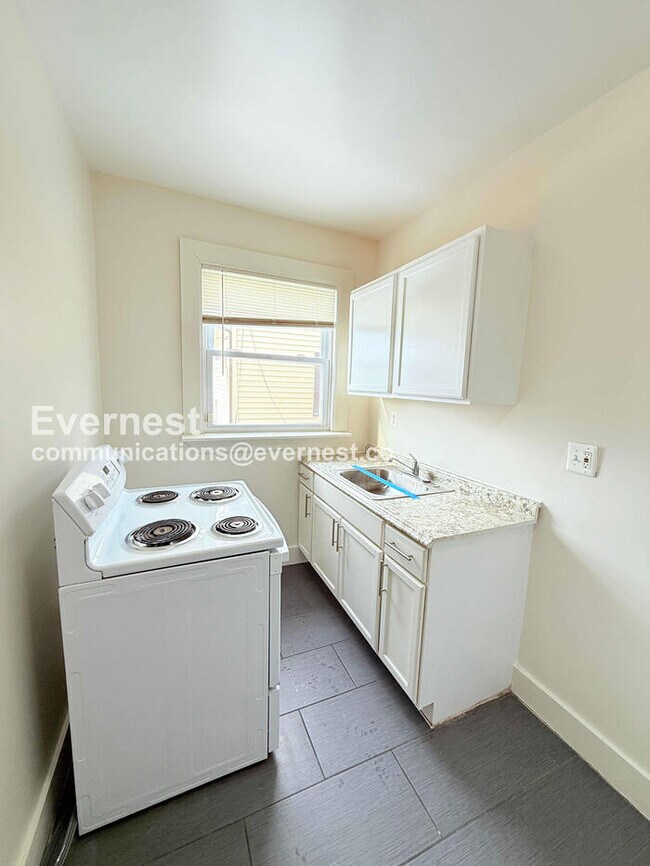 Building Photo - 2541 Monterey St