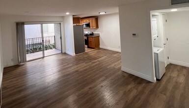 Building Photo - Modern 2-Bedroom Apartment in Gated Van Nu...