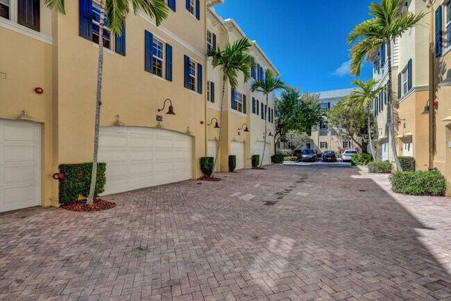 Building Photo - 343 Flamingo Dr