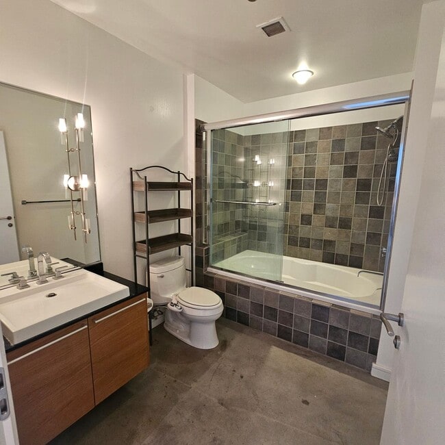 Building Photo - High Rise condo in the heart of the Arts D...