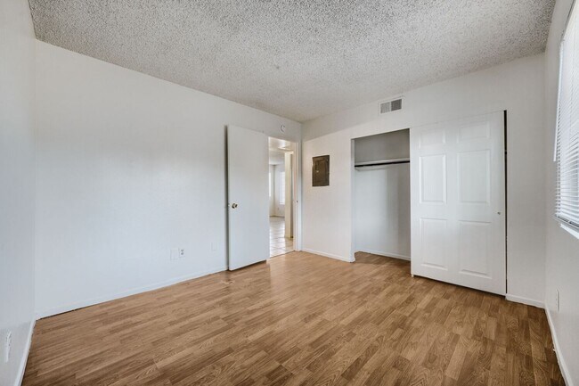 Building Photo - Comfortable First-Floor Condo with Fireplace & Washer/Dryer!