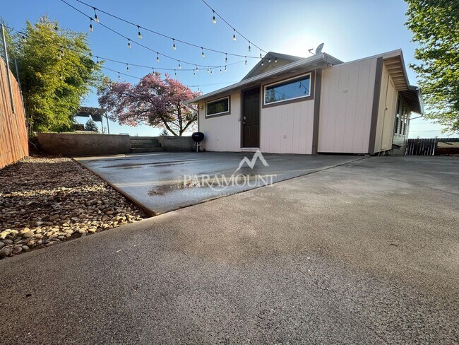 Building Photo - Stunning 3-bedroom, 1-bath home with a water view and fantastic amenities!
