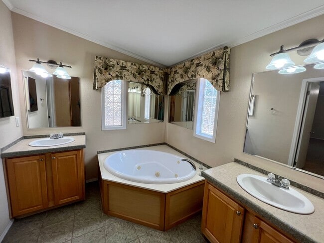 Building Photo - **APPLICATION RECEIVED** Live Large in This Beautiful Adkins Retreat!