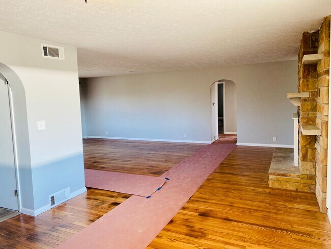 Building Photo - 1310 E Matlock Rd