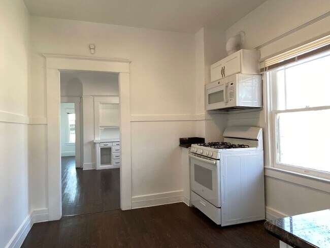 Building Photo - Two Bed, One Bath Apartment Located Downtown
