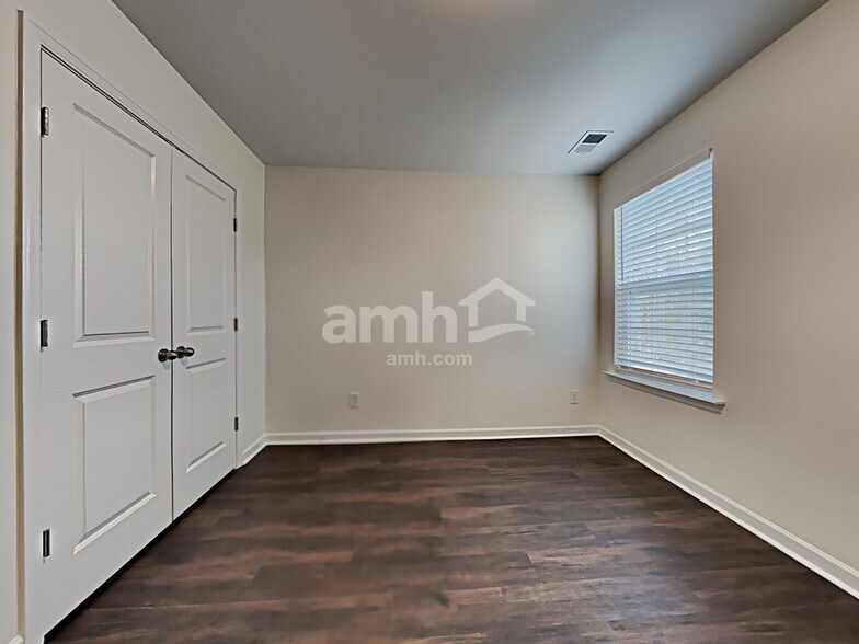 Building Photo - 465 Whispering Breeze Ln