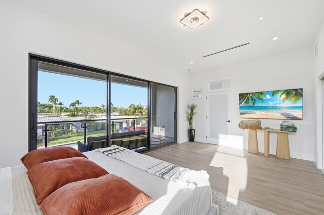 Building Photo - 1308 Avocado Isle