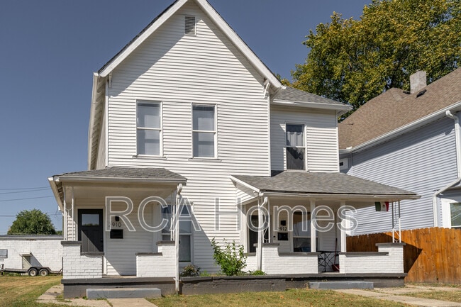 Building Photo - 2910 N Kenwood Ave