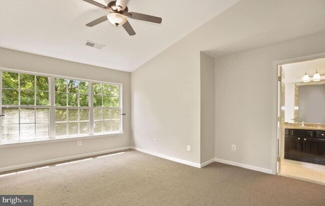Building Photo - 45556 Lakemont Square