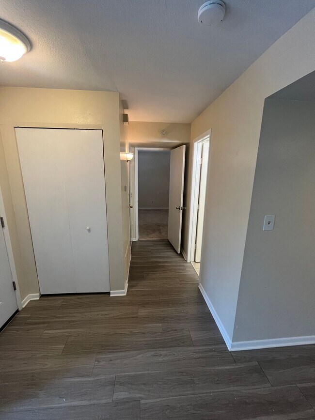 Building Photo - Spacious 1br/1ba Condo