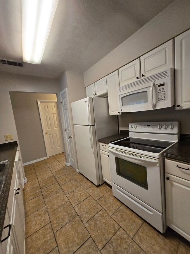 Building Photo - 2 Bedroom 2 Bath Condo