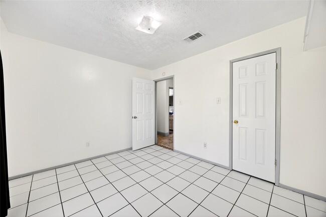 Building Photo - 3031 Shawnee Dr