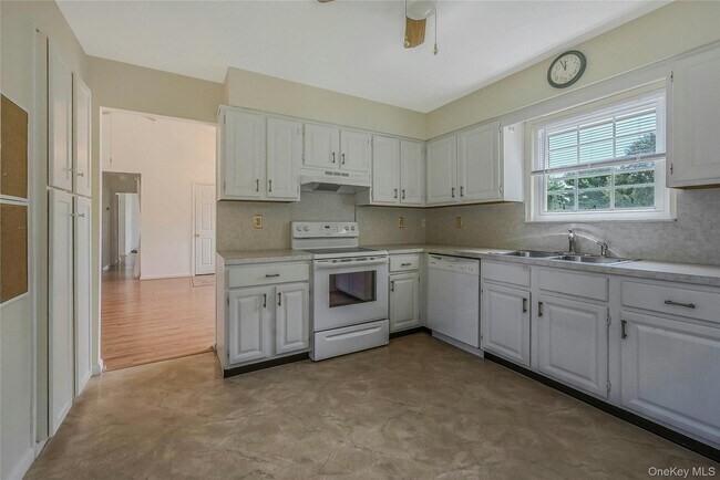 Building Photo - 2555 Youngs Ave