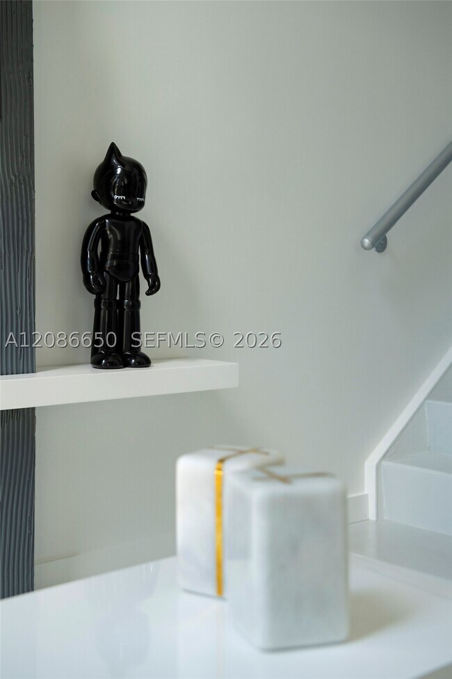 Building Photo - 1060 Brickell Ave