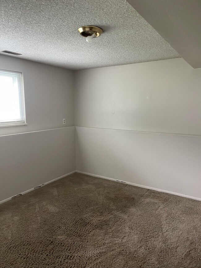 Building Photo - 488 Anjou Dr