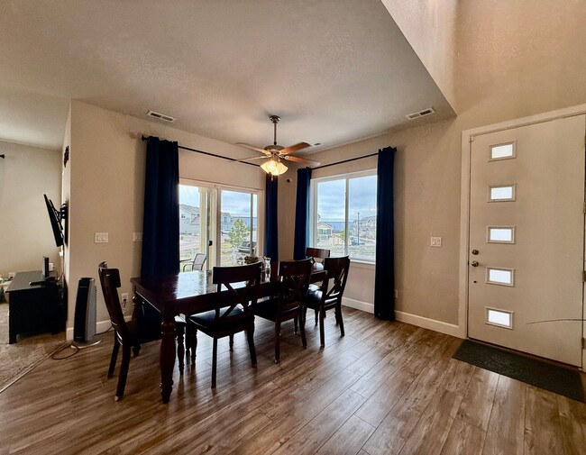 Building Photo - Beautiful Modern 3-Bedroom, 2.5 bath Townh...