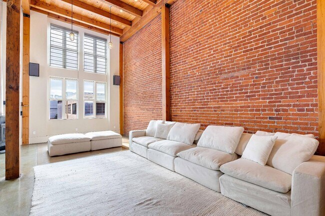 Building Photo - 657 3rd St