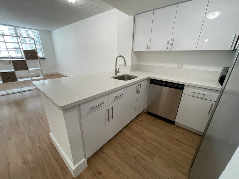 Building Photo - 905 Brickell Bay Dr