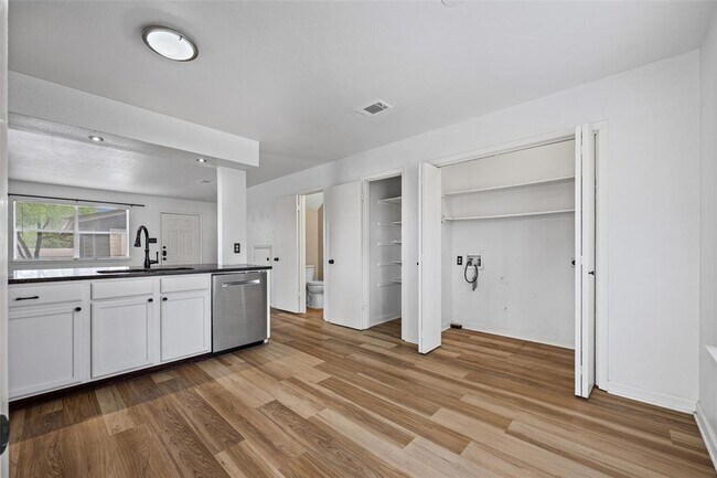 Building Photo - 8100 Dunn St