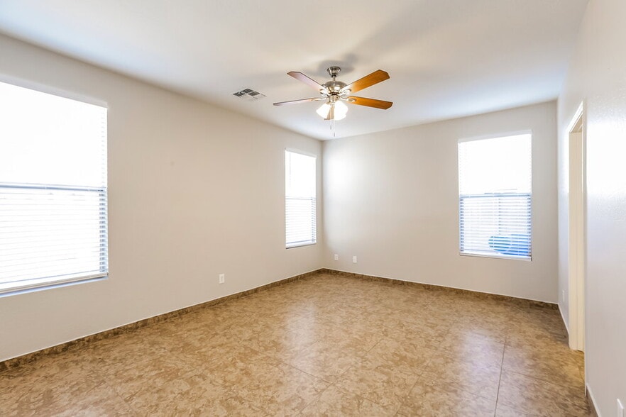 Building Photo - 3014 W Donner Dr