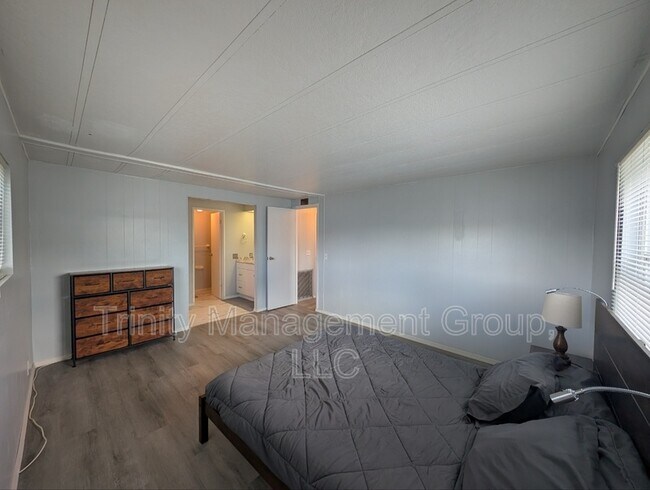 Building Photo - 207 Dolphin Dr N