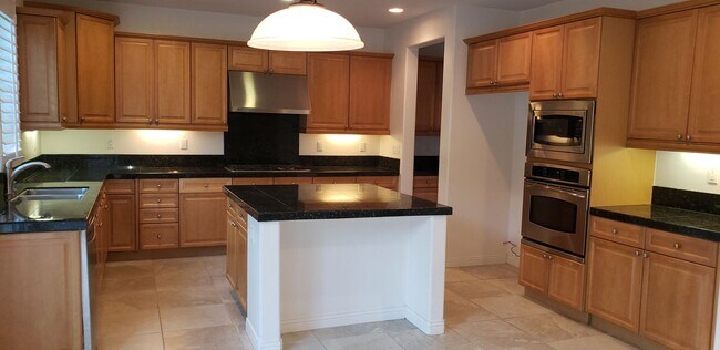 Building Photo - 70 Vía De La Valle